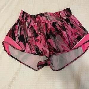 Lululemon Hotty Hot Low Rise Lined Short 2.5” Size 4 in Incentive Refresh Multi